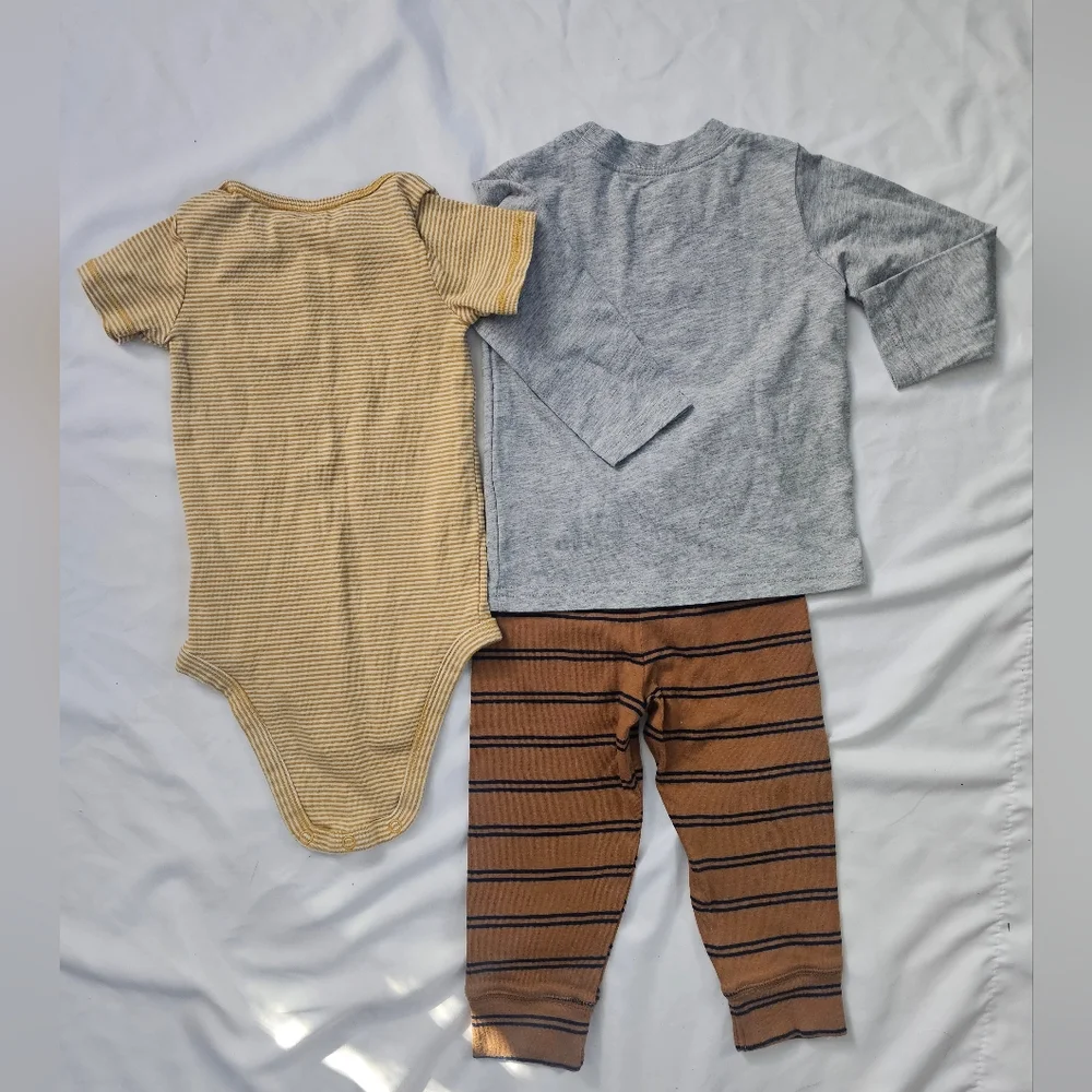 Set Of Carter's Clothes- Unisex- 18 Month